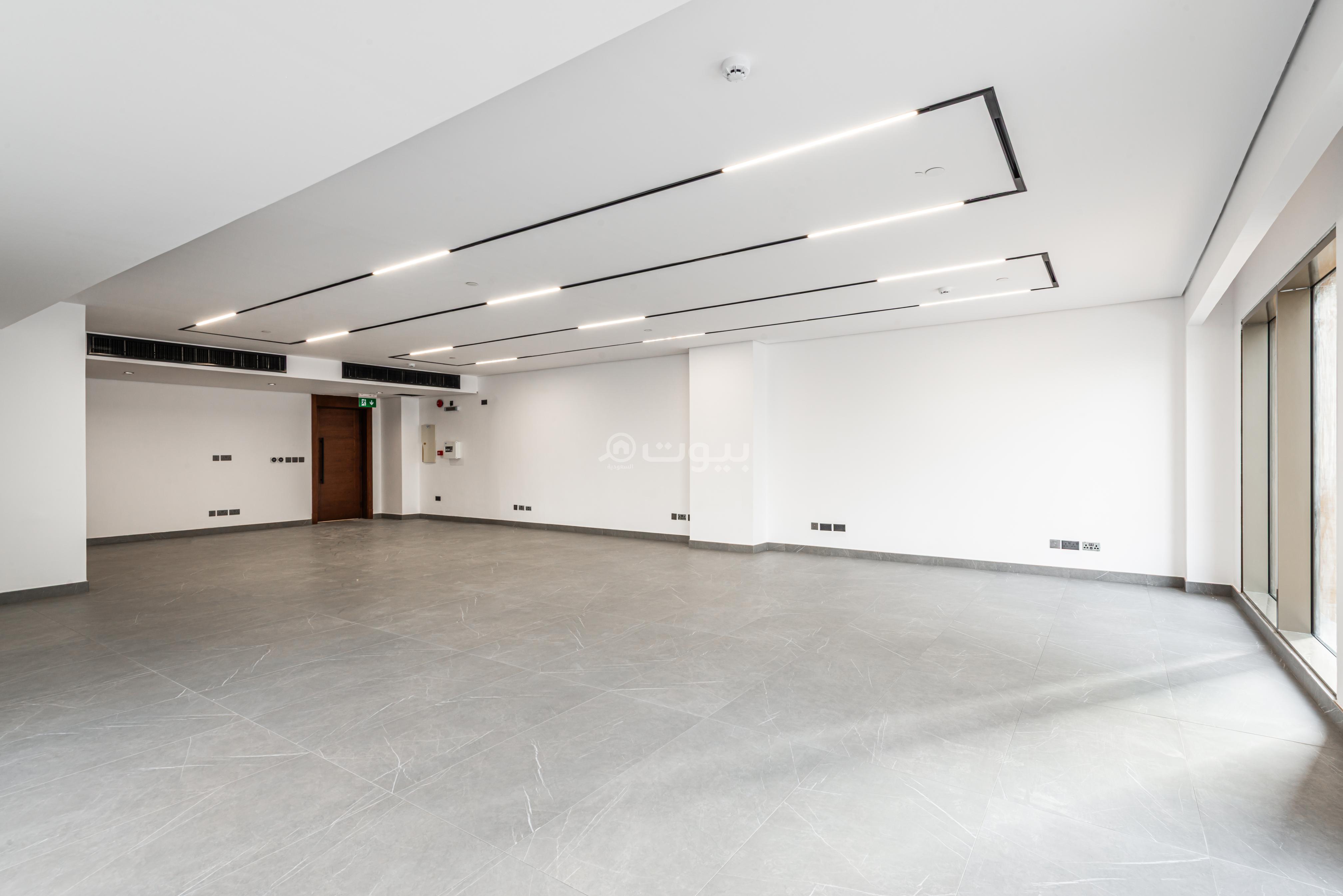 مكتب 2800 م² في العليا