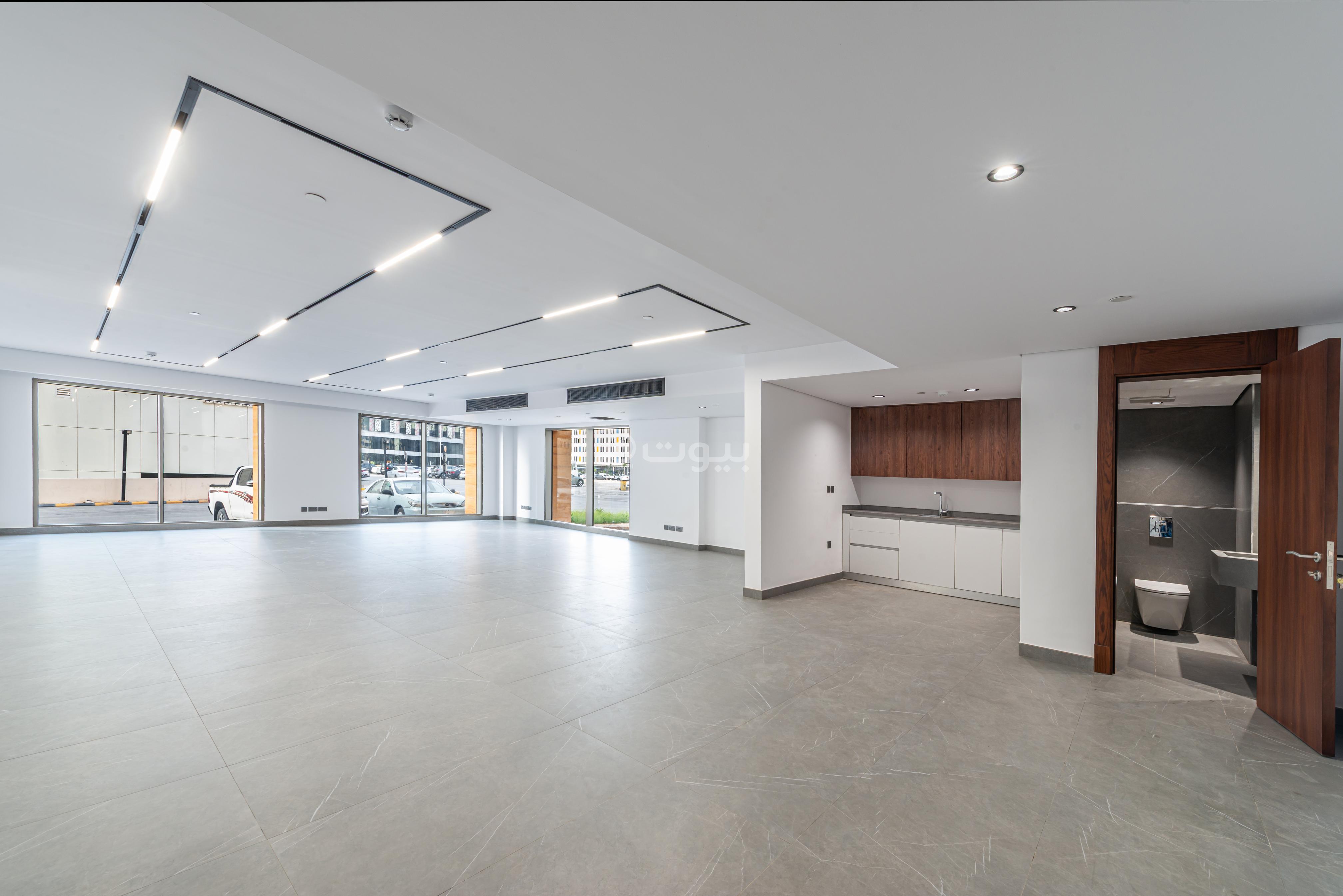 مكتب 2800 م² في العليا