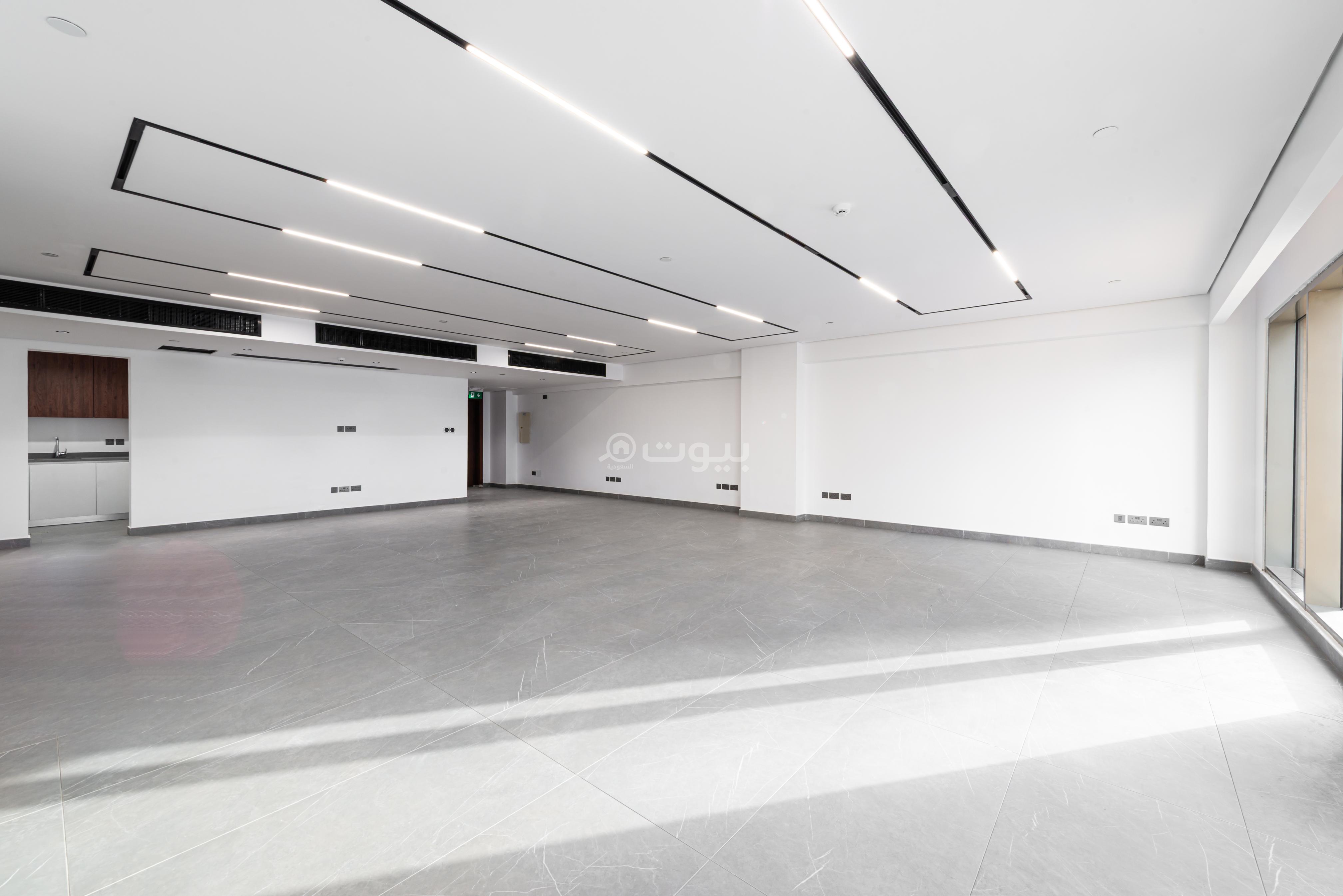 مكتب 2800 م² في العليا