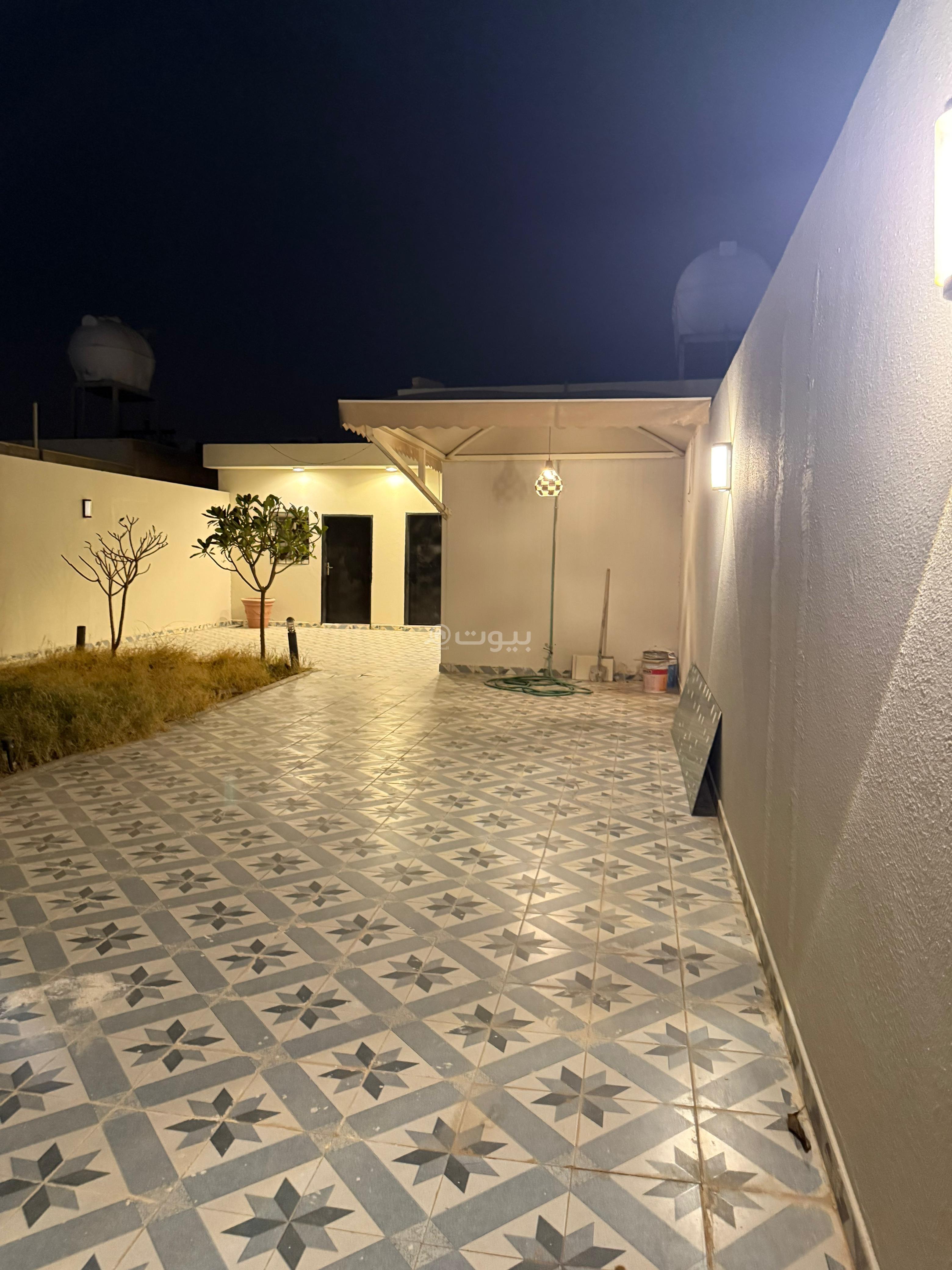 مكتب 680 م² في العارض