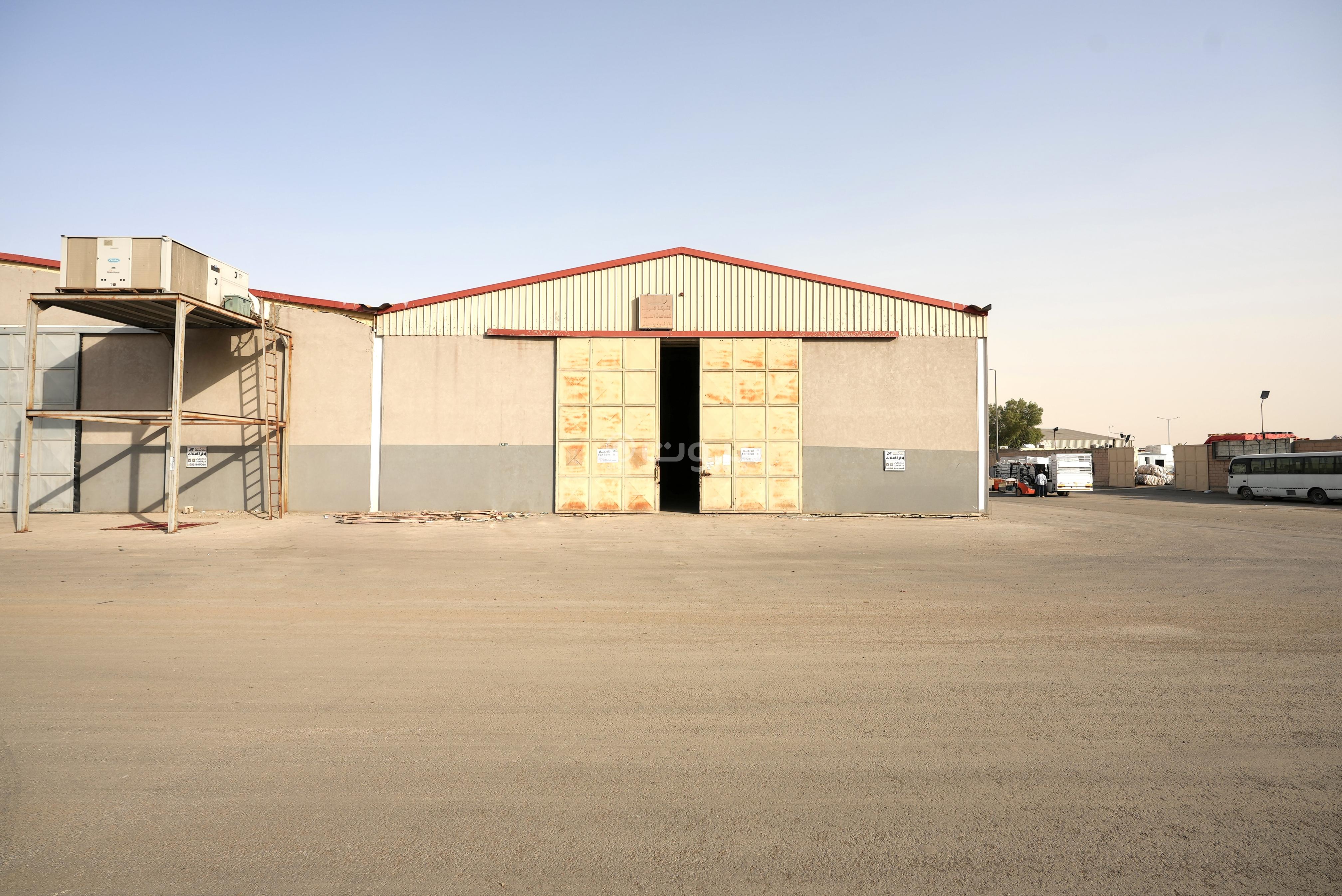 مستودع 10024 م² في المشاعل