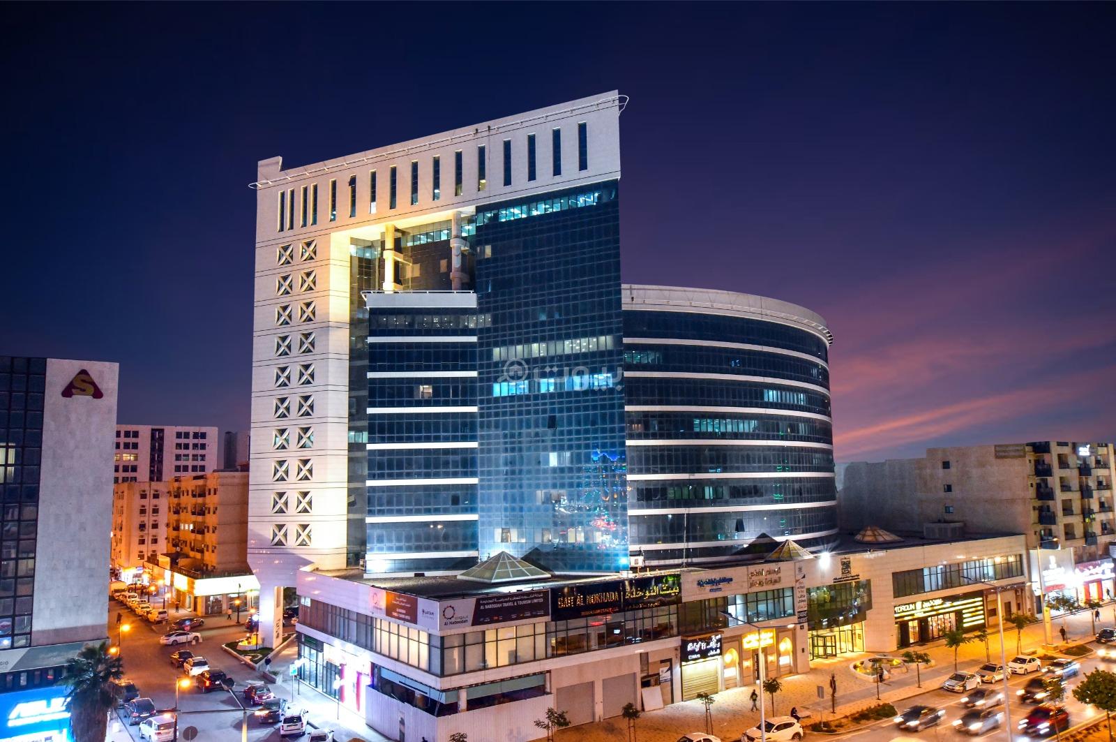 مكتب 3840 م² في العليا