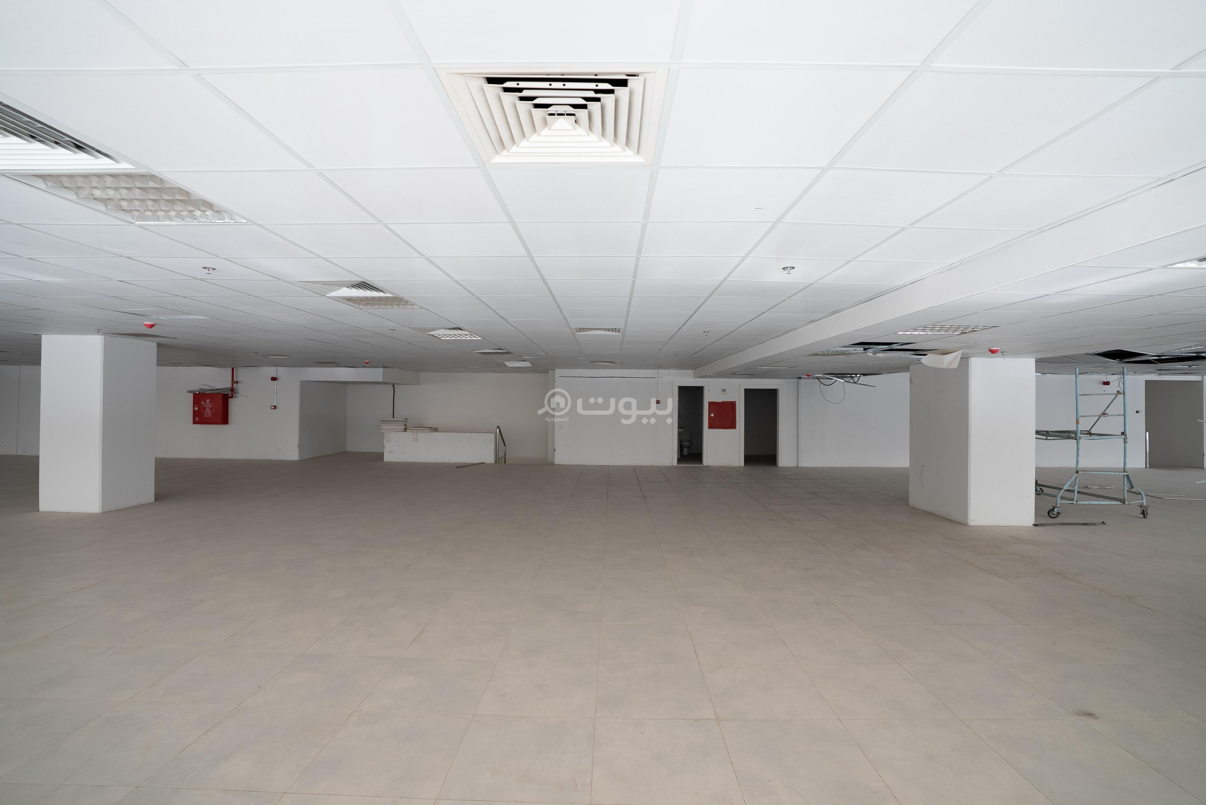 محل 550 م² في العليا